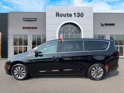 Used 2024 Chrysler Pacifica Limited FWD image 5