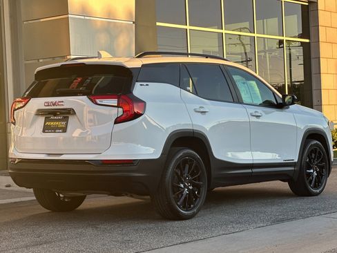 Used 2024 GMC Terrain SLE w/ Elevation Edition image 4