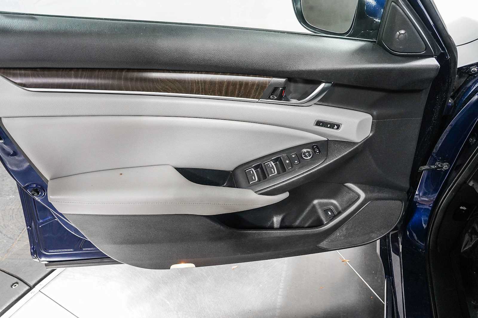 Used 2018 Honda Accord Touring image 22