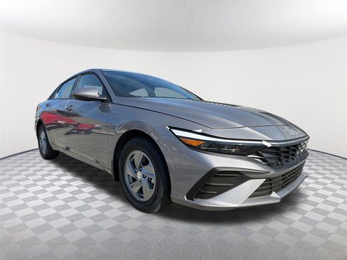 New 2026 Hyundai Elantra SE image 3