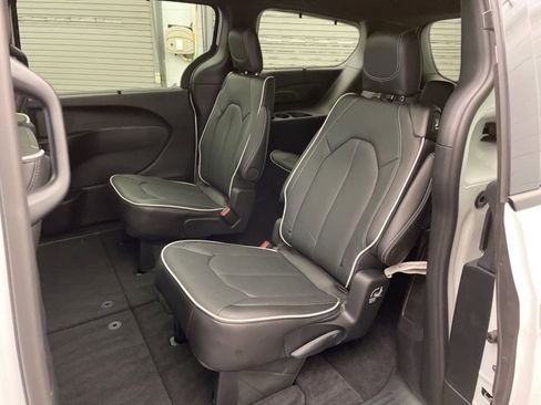 New 2026 Chrysler Pacifica Limited w/ Uconnect Theater Family Group image 19