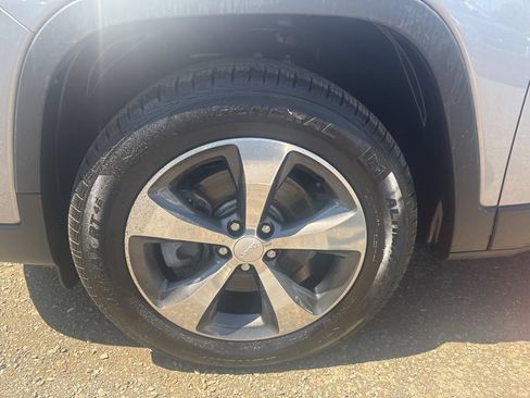 Used 2019 Jeep Cherokee Limited AWD/4WD image 10