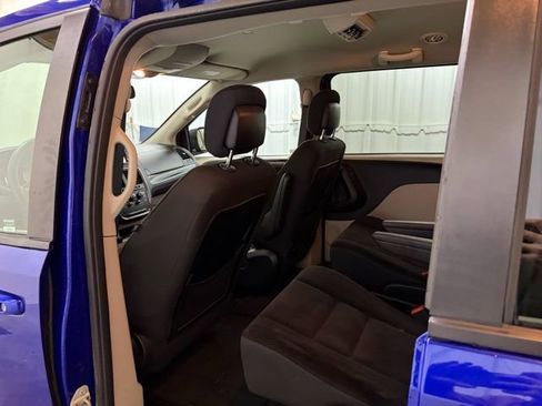Used 2018 Dodge Grand Caravan SE w/ UConnect Hands-Free Group image 18