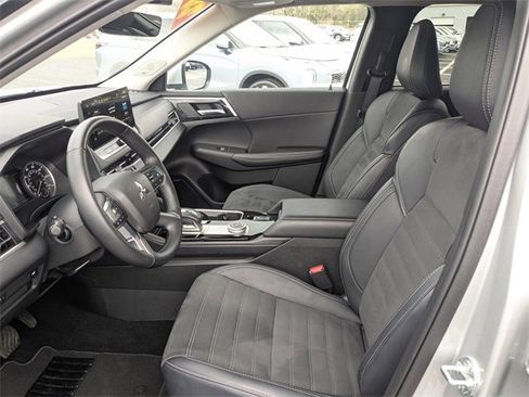 Used 2025 Mitsubishi Outlander SE image 21