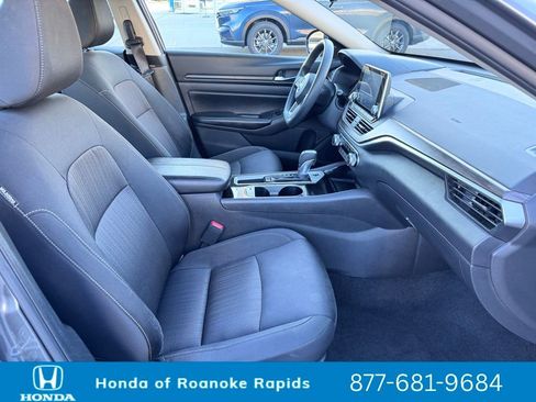 Used 2024 Nissan Altima 2.5 SV image 14