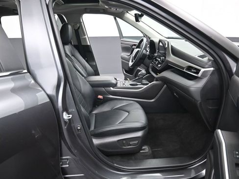 Used 2023 Toyota Highlander XLE AWD/4WD image 36