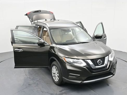 Used 2017 Nissan Rogue SV w/ SV Premium Package image 39