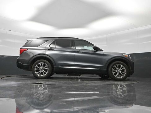 Used 2021 Ford Explorer XLT w/ Equipment Group 202A AWD/4WD image 37