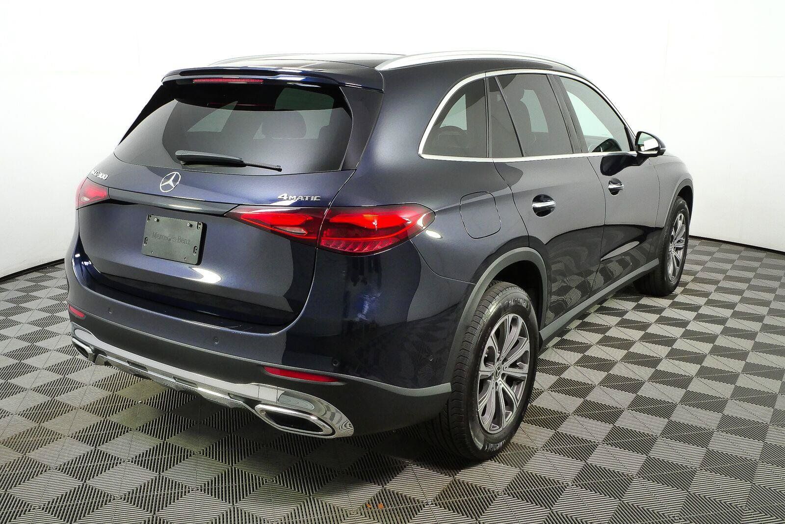 Used 2024 Mercedes-Benz GLC 300 4MATIC image 3