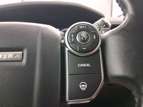 Used 2018 Land Rover Discovery HSE image 16