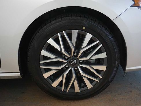 Used 2024 Nissan Altima 2.5 SV image 11