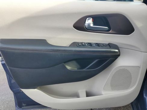 Used 2019 Chrysler Pacifica Touring-L image 7
