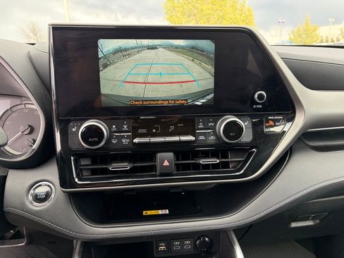 Used 2023 Toyota Highlander XLE image 32