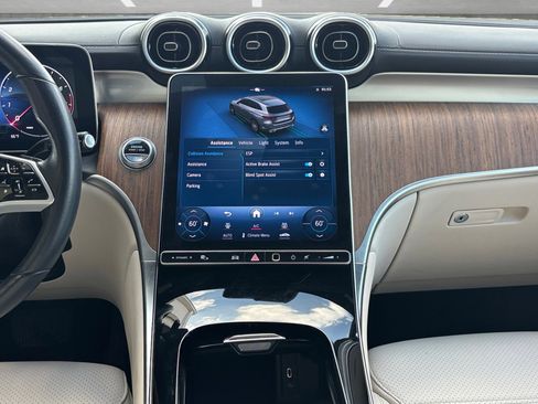 Used 2024 Mercedes-Benz GLC 300 image 3