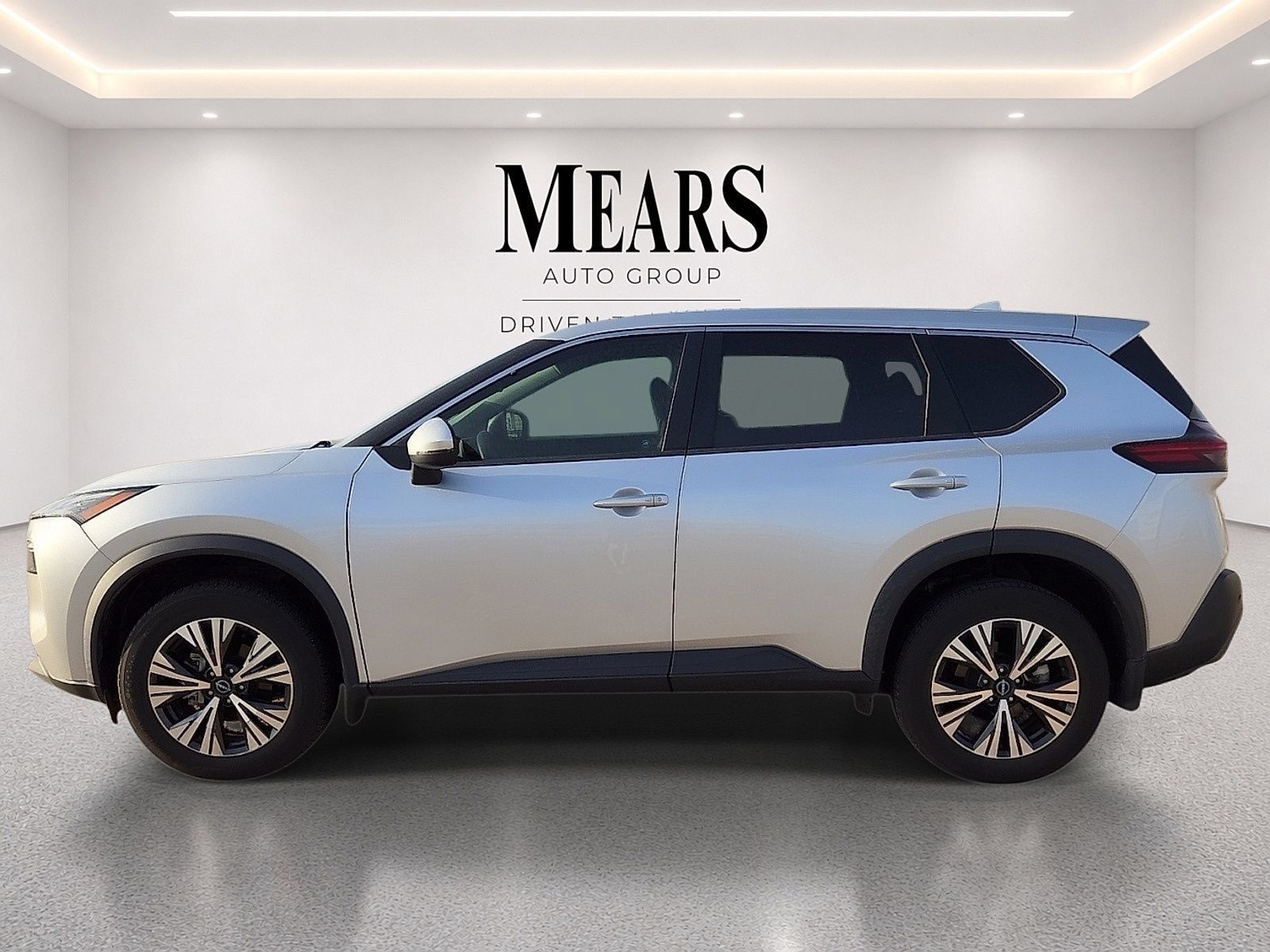 Used 2022 Nissan Rogue SV FWD image 2