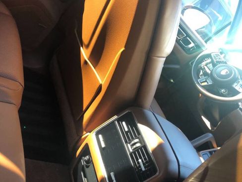 Used 2019 Porsche Cayenne Turbo w/ Sportdesign Package image 19