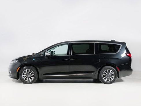 Used 2023 Chrysler Pacifica Limited FWD image 2