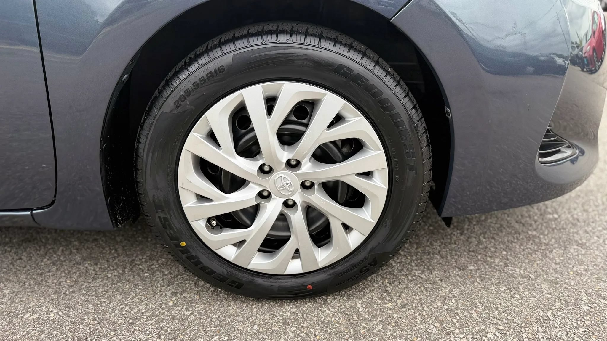 Used 2017 Toyota Corolla LE w/ Carpet Mat Package (TMS) FWD image 31