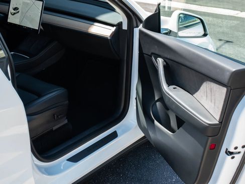 Used 2021 Tesla Model Y Long Range image 17