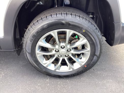 Used 2020 Jeep Cherokee Latitude Plus w/ Cold Weather Group image 23