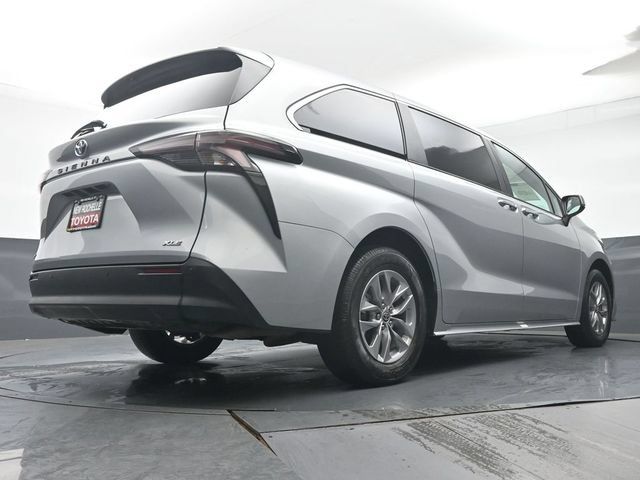 Used 2025 Toyota Sienna XLE FWD image 38