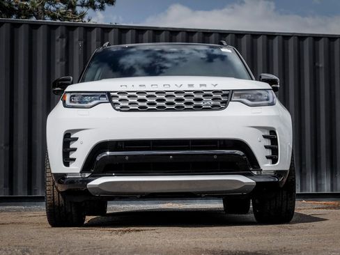 Used 2025 Land Rover Discovery Metropolitan Edition image 5