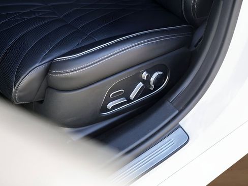 Used 2025 Genesis G90 3.5T image 8