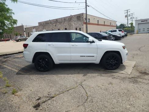 Certified 2018 Jeep Grand Cherokee Altitude AWD/4WD image 11