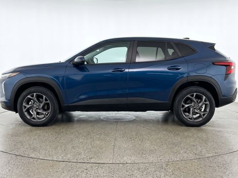 Used 2025 Chevrolet Trax LT w/ LT Convenience Package FWD image 5