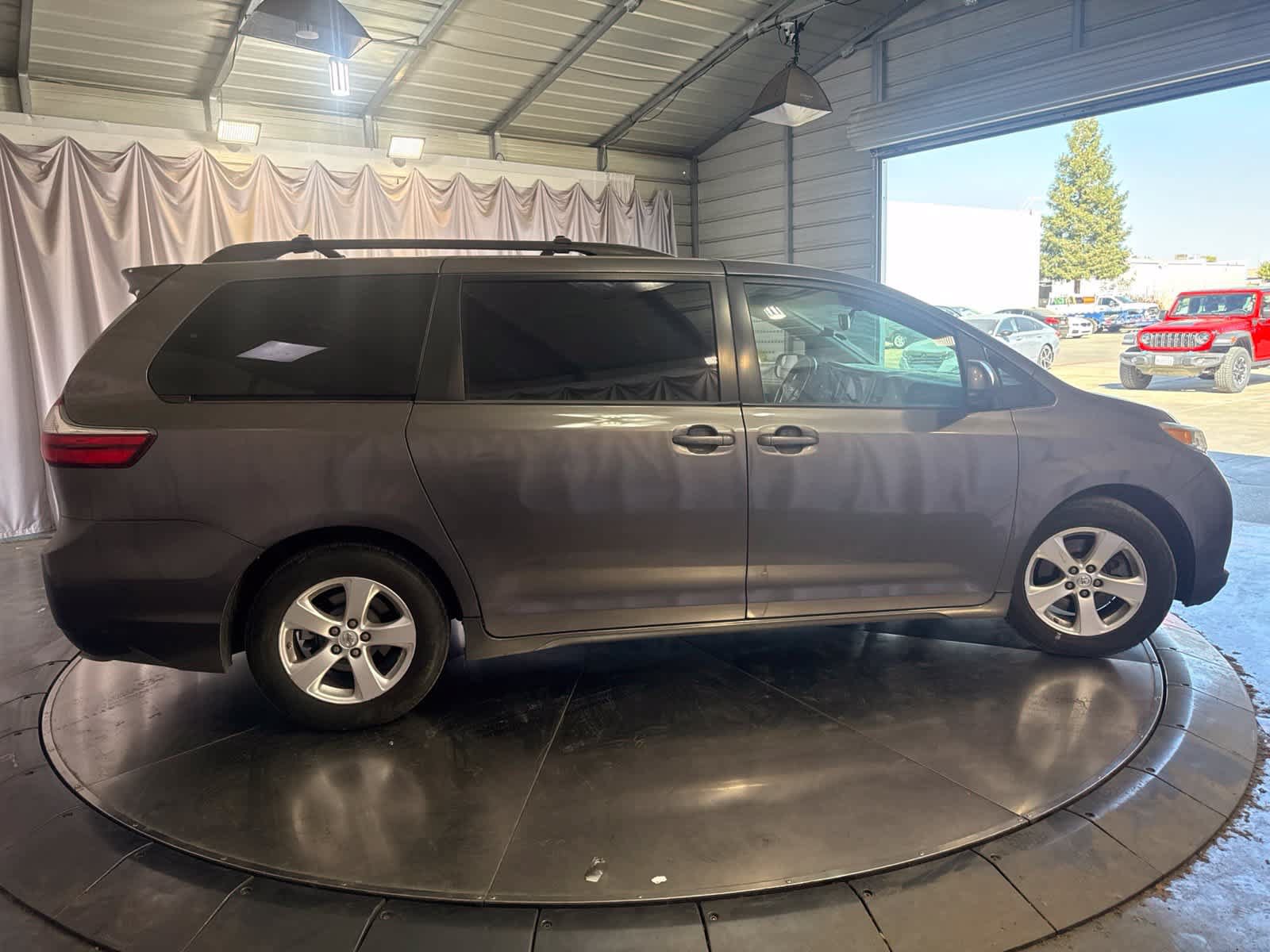 Used 2016 Toyota Sienna LE FWD image 4