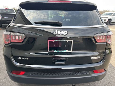 Used 2025 Jeep Compass Latitude w/ Sun & Sound Group AWD/4WD image 5
