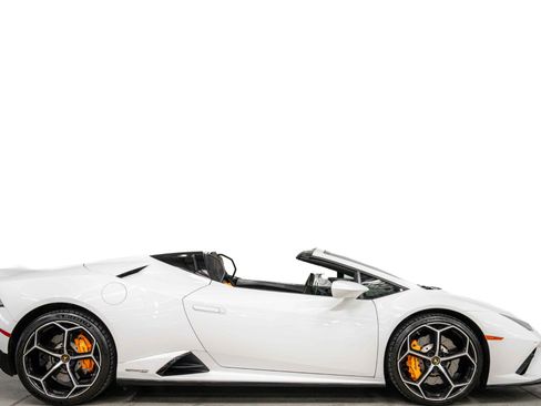 Used 2020 Lamborghini Huracan EVO RWD image 2