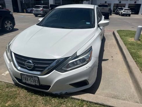 Used 2017 Nissan Altima 2.5 S w/ Power Driver Seat Package FWD image 2