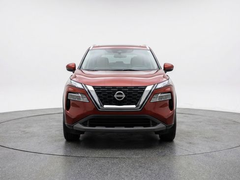 Used 2025 Nissan Rogue SV image 2