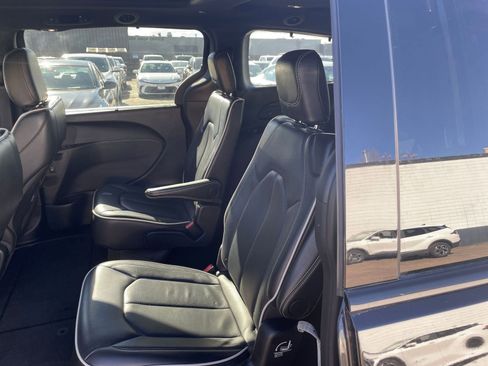 Used 2025 Chrysler Pacifica Limited image 24