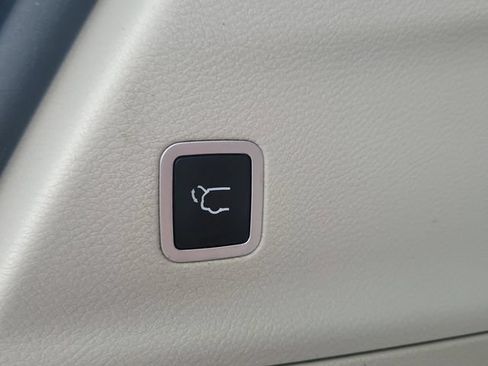 Used 2017 Chrysler Pacifica Limited w/ UConnect Theater Package FWD image 32