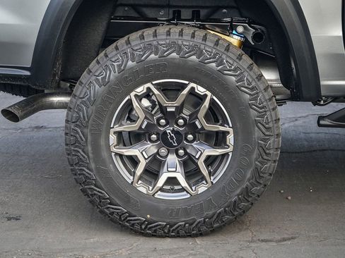 New 2026 Chevrolet Colorado ZR2 w/ Technology Package AWD/4WD image 12