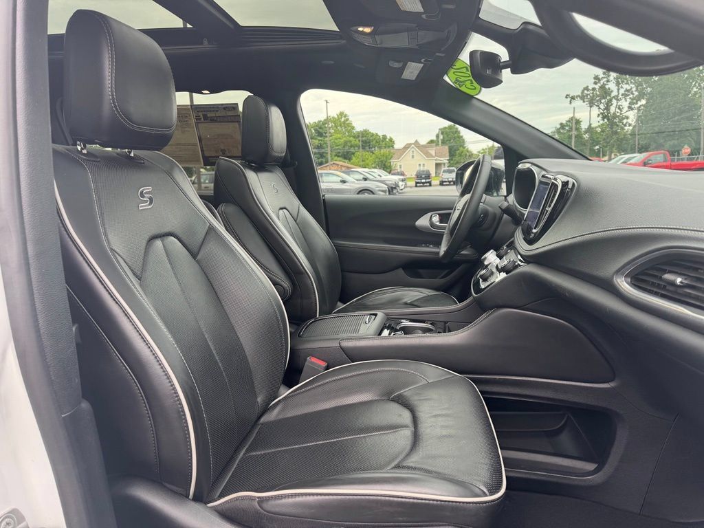 Used 2025 Chrysler Pacifica Limited FWD image 17