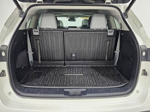 Used 2021 Toyota Highlander XLE image 6