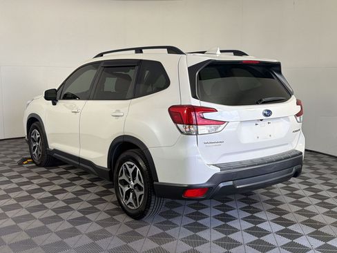 Used 2019 Subaru Forester Premium AWD/4WD image 3