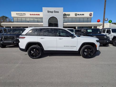 New 2025 Jeep Grand Cherokee Altitude RWD image 4