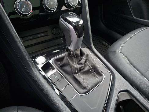 Certified 2023 Volkswagen Taos SE w/ Panoramic Sunroof Package image 15