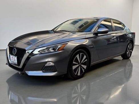 Used 2021 Nissan Altima 2.5 SV w/ SV Premium Package image 1