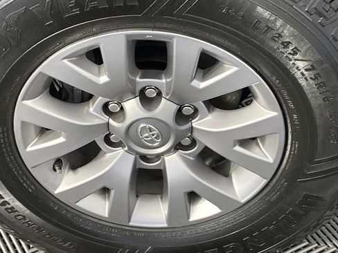 Used 2018 Toyota Tacoma SR5 AWD/4WD image 29