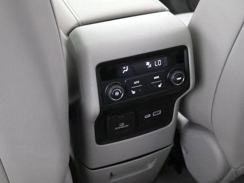 Used 2020 GMC Acadia SLT w/ Driver Alert Package II AWD/4WD image 11