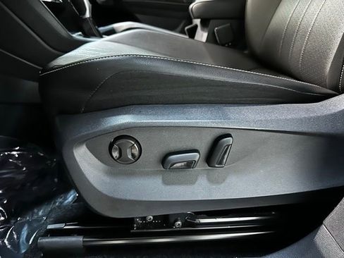 Used 2022 Volkswagen Tiguan SE image 15