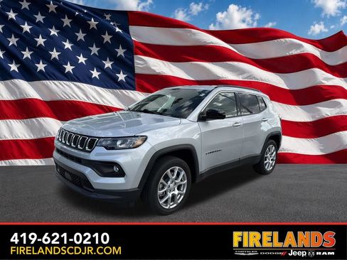 Used 2024 Jeep Compass Latitude AWD/4WD image 1