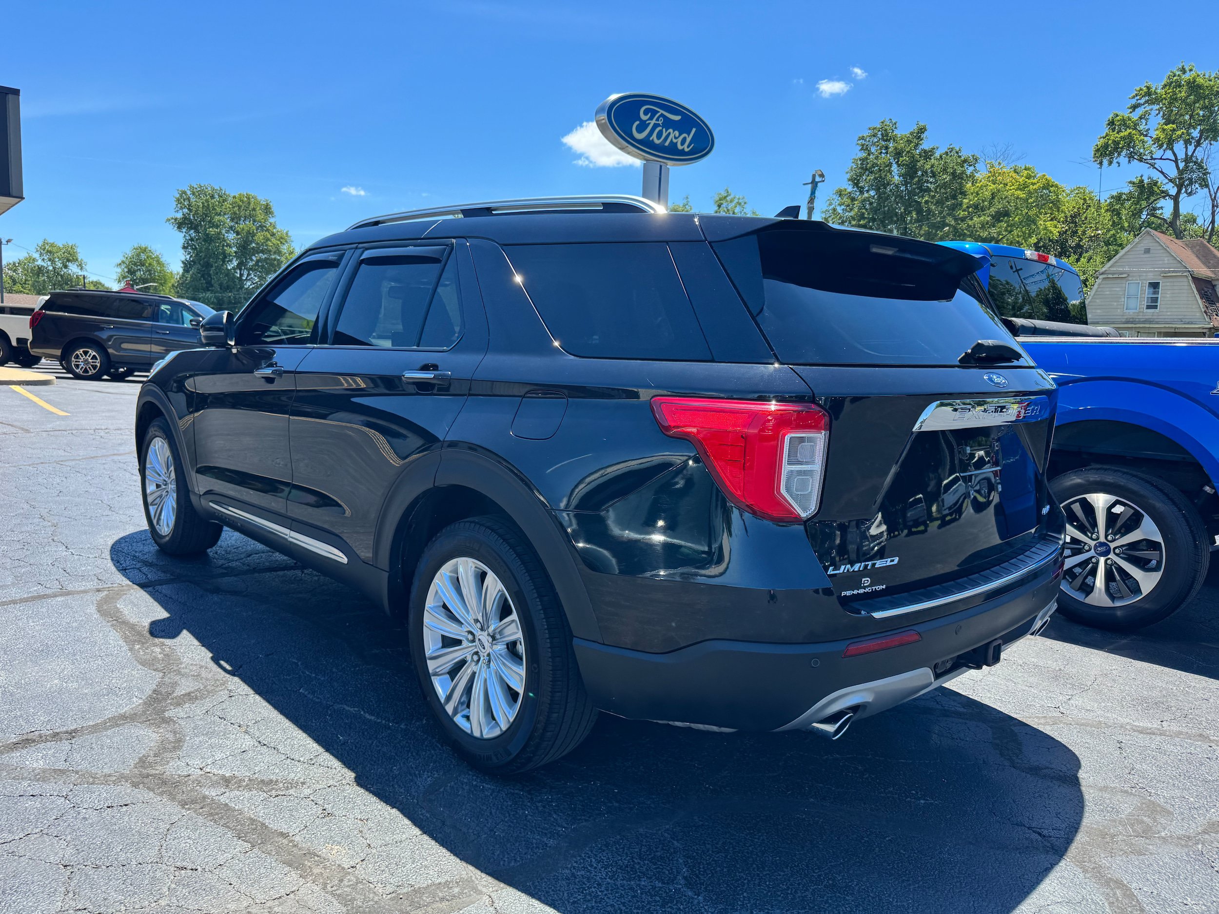 Used 2024 Ford Explorer Limited w/ Limited Technology Package AWD/4WD image 3