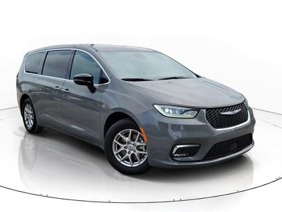 Used 2025 Chrysler Pacifica Select