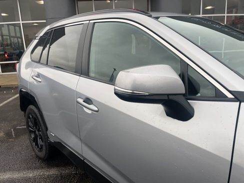 Used 2022 Toyota RAV4 SE image 7